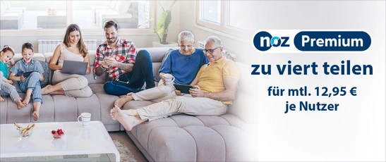 Abbildung einer Familie, die auf dem Sofa sitzt und die digitale Zeitung liest mit der Headline "noz Premium zu viert teilen für mtl. 12,95 € je Nutzer"
