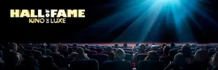 Publikum sitzt im Kino vor Leinwand