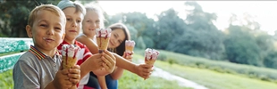 Kinder essen ein Eis im Freien