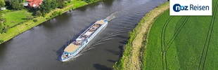 Flusskreuzfahrtschiff auf einem Fluss