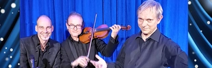3 Musiker von blauem Vorhang