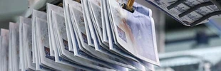 Zeitungen hängen an der Verteilmaschine