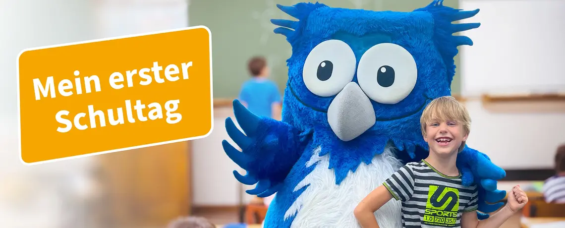 Die Zeitungseule Ole mit einem Schulkind im Arm