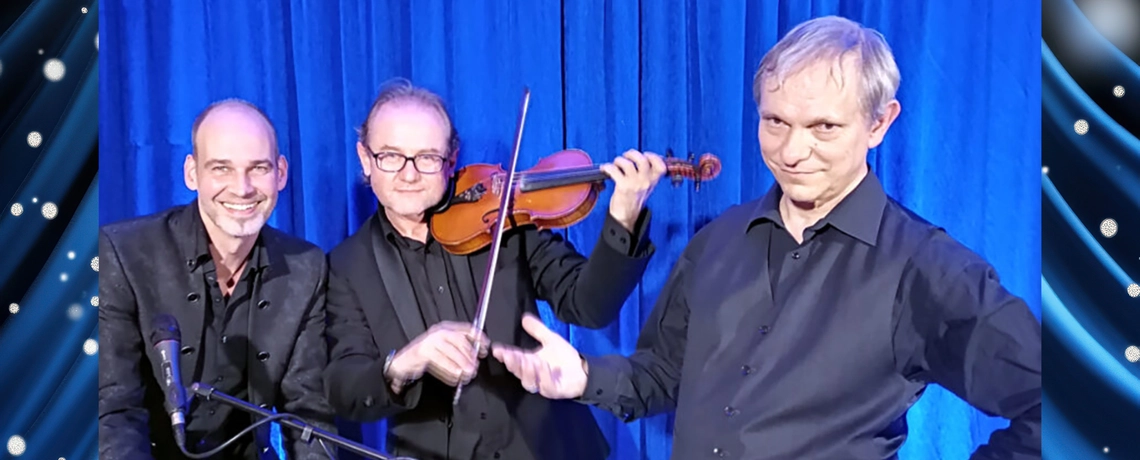 Abbildung von der Musikern, Sänger, Violinspieler und Keyboarder vor blauem Vorhang