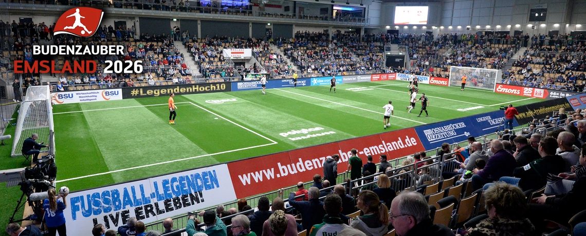 Hallenfussballspiel im vollen Stadion