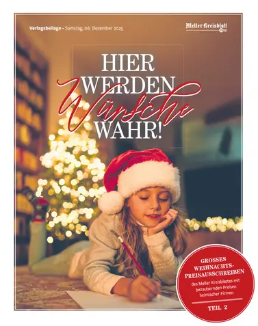 Mädchen mit Weihnachtsmütze vor einem Tannenbaum