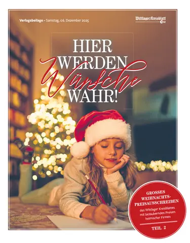 Mädchen mit Weihnachtsmütze vor einem Tannenbaum