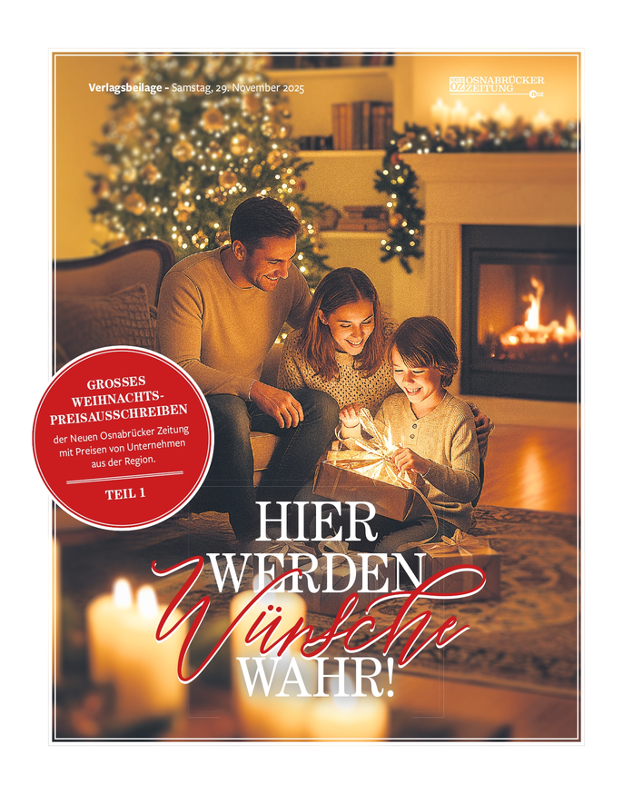 Familie am Kamin bei weihnachtlicher Stimmung