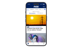 Smartphone mit geöffneter NOZ-App zeigt Nachrichtenübersicht mit Artikeln und Bildern auf dem Display.