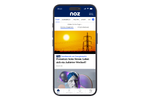 Smartphone mit geöffneter NOZ-App zeigt Nachrichtenübersicht mit Artikeln und Bildern auf dem Display.