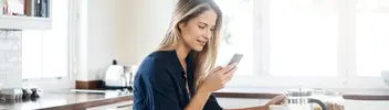 Frau liest einen Artikel auf ihrem Smartphone
